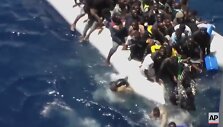 Migrantai Viduržemio jūroje bando i&scaron;sigelbėti i&scaron; skęstančio laivo