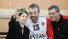 Martynas Gecevičius, Linas Kvedaravičius ir jaunasis krep&scaron;ininkas darosi asmenukę