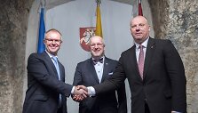 Estijos gynybos ministras Hannesas Hanso, Lietuvos kra&scaron;to apsaugos ministras Juozas Olekas ir laikinai einantis Latvijos gynybos ministro pareigas Raimondas Bergmanis