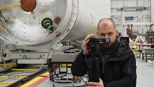 Raketos &bdquo;Antares&ldquo; pirmos pakopos variklis. &Scaron;alia jo &ndash; &bdquo;TV3 Žinių&ldquo; korespondentas Vytautas Dovydaitis.