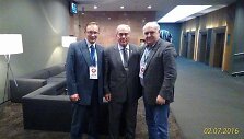 Kairėje - Darius Karanauskas, viduryje - UWW viceprezidentas Ahmetas Ayikas, de&scaron;inėje - UWW pankrationo komiteto pirmininkas Zijadinas Isajevas.