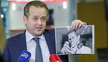 Artūras Skardžius su ginklu laikančiu G.Landsbergiu