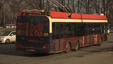 Troleibusas, papuo&scaron;tas Dainų &scaron;ventės simboliu gyvybės medžiu ir suvalkieti&scaron;kais bei žemaiti&scaron;kais ra&scaron;tais