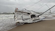 Baltijos jūra į krantą i&scaron;metė jachtą