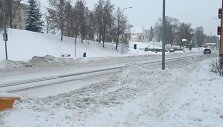 Nuo trečiadienio ryto miestą ir rajoną užgriuvusi sniego stichija sukėlė ne tik transporto paralyžių, bet ir neregėtą gyventojų pykčio bangą. Gyventojai dalijasi nuotraukomis socialiniuose tinkluose ir negaili priekai&scaron;tų rajono valdžiai ir miesto tvarkytojams.