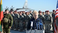 Lietuvos Respublikos Prezidentė Dalia Grybauskaitė Lietuvos karinių oro pajėgų Aviacijos bazėje &Scaron;iauliuose dalyvauja sutinkant JAV kariuomenės Sausumos pajėgų karius.