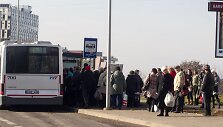 Į Karveli&scaron;kių kapines važiuojantys autobusai perpildyti.