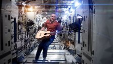 Kanadietis Chrisas Hadfieldas Tarptautinėje kosminėje stotyje
