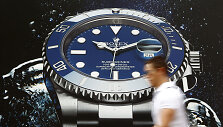 &Scaron;veicari&scaron;kų laikrodžių &bdquo;Rolex&ldquo; reklama Ciuricho gatvėje