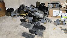 Sirijos naujienų agentūra nufotografavo rastas medžiagas, i&scaron; kurių galėjo būti gaminamas cheminis ginklas.