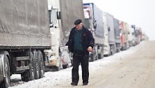 Eilė ties Medininkais Lietuvos pusėje.