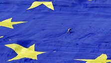 Didžiulė Europos Sąjungos vėliava prie Rumunijos parlamento 