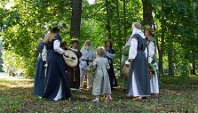 Rasos Verkių rūmų parke: burtai, dainos, &scaron;okiai ir paparčio žiedas