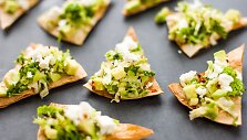 Žaliųjų citrinų ir guaca mole užkandis su fetos sūriu