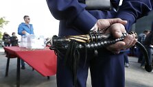 Kazokas su rimbu prižiūri rederendumo rytų Ukrainoje balsavimą