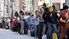 Tokijuje klientai laukia kada galės įsigyti &bdquo;iPhone 5s&ldquo; i&scaron;manujį telefoną.