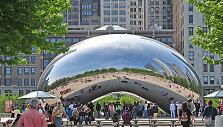 Anisho Kapooro kūrinys &bdquo;Cloud Gate&ldquo;, tarp žmonių dar vadinamas &bdquo;Čikagos pupele&ldquo;. Čikaga
