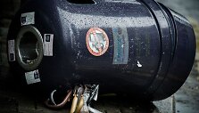 Nuvirtusi &scaron;iuk&scaron;liadėžė su sulūžusiais skėčiais