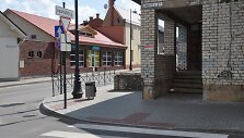  Birutės gatvėje specialus &scaron;aligatvis akliesiems, kur Baltąja lazdele prilietus galima atskirti važiuojamąją dalį nuo pėsčiųjų zonos.