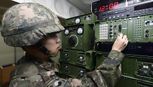 Pietų Korėjos karys įjungia propagandos garsiakalbį