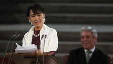 Aung San Suu Kyi Didžiojoje Britanijoje