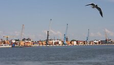 Klaipėdos uoste per pusantrų metų ketinama i&scaron;kelti, i&scaron;valyti užter&scaron;tą gruntą i&scaron; dokų ir nugabenti į specialią aik&scaron;telę. 