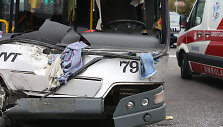 Vilniuje greitasis autobusas susidūrė su sunkvežimiu.