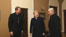 Prezidentė Dalia Grybauskaitė susitiko su kardinolu Audriu Juozu Bačkiu ir naujuoju Vilniaus arkivyskupu metropolitu nominatu Gintaru Gru&scaron;u