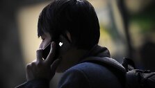 Žmogus kalba telefonu &bdquo;iPhone&ldquo;