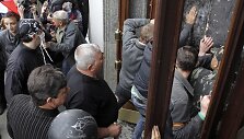 Riau&scaron;ininkai &scaron;turmuoja Luhansko srities administracijos pastatą