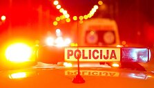 Automobilis partrenkė per perėją bėgusią merginą.