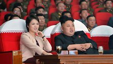 &Scaron;iaurės Korėjos lyderis Kim Jong Unas su žmona Ri Sol Ju Maranbong Band koncerte