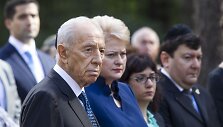 Shimonas Peresas kartu su Lietuvos vadove Dalia Grybauskaite Panerių memoriale pagerbė Holokausto aukas.