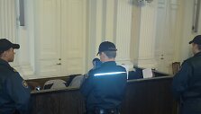 &Scaron;e&scaron;is suimtuosius į posėdį atvežė ir jo metu saugojo net 17 konvojaus pareigūnų. Kaltinamieji slėpė veidus ir neigė kaltę.