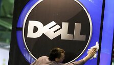 Darbuotojas valo &bdquo;Dell&ldquo; logotipą