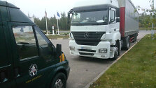 Vairuotojas VSAT pareigūnams pateikė tvarkingą prancūzi&scaron;ką vilkiko &bdquo;Mercedes-Benz&ldquo; registracijos liudijimą ir lietuvi&scaron;ką puspriekabės laikinosios registracijos pažymėjimą. Paai&scaron;kėjo, kad &scaron;is dokumentas &ndash; klastotė.