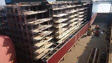 Pietų Korėjoje esančioje laivų statykloje &bdquo;Hyundai Heavy Industries Co., Ltd&ldquo;, kurioje Lietuvai statomas laivas &ndash; saugykla su dujinimo įrenginiu statybos darbai vykdomi tiksliai, kaip numatyta veiksmų plane.