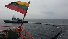 Karinių jūrų pajėgų laivas &bdquo;&Scaron;akiai&ldquo; Baltijos jūroje treniravosi &scaron;alinti naftos dėmes