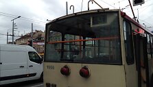 Galinis troleibuso langas i&scaron;dužo nukritus srovės ėmikliui.