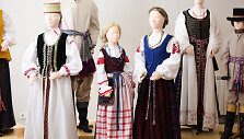 Jolantos Rimkutės ir Ievos &Scaron;eviakovaitės &scaron;iuolaikinių tautinių kostiumų modeliai