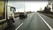 Prie&scaron; vilkiką stabdantis lengvasis automobilis
