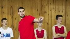 Jonas Valančiūnas treniravo jaunuosius krep&scaron;ininkus.
