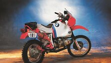 1985-aisiais Dakare triumfavęs vieno litro BMW &ndash; juo į pergalę skubėjo Gastonas Rahieras (BMW nuotrauka)