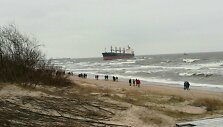 Būrys smalsuolių, susirinko pažiūrėti įstrigusio &bdquo;Ocean Crown&ldquo; laivo