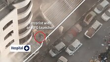 CaptureIzraelis rodo &bdquo;Hamas&ldquo; kovotoją su granatsvaidžiu prie ligoninės