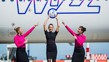 &bdquo;Wizz Air&ldquo; skrydžio palydovės futbolo gerbėjams prane&scaron; naujausius rezultatus