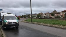 Klaipėdos miesto centre policijos pareigūnai tikrino, kaip žmonės eina per geležinkelio bėgius.