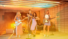 &bdquo;H&M Loves Coachella&ldquo; kampanija su grupe &bdquo;The Atomics&ldquo;