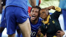 Neymaras su į aik&scaron;tę patekusiu berniuku