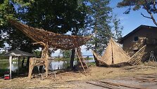 Juodkrantėje antrą savaitę keturi menininkai kuria nendrines skulptūras, kurios visą vasarą puo&scaron; Gintaro įlanką.